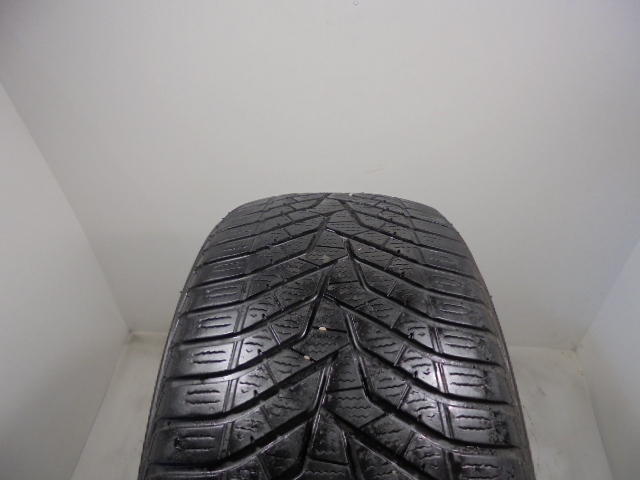 Yokohama V905 tyre