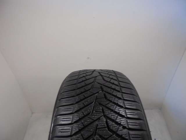 Yokohama V905 tyre